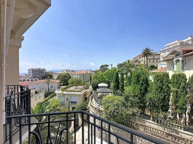 CANNES – BIEN D'EXCEPTION AU CŒUR D'UN IMMEUBLE CLASSÉ