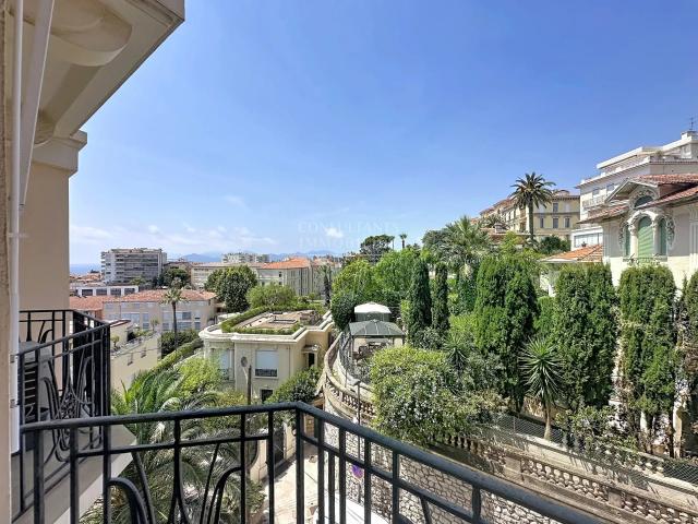 CANNES – BIEN D'EXCEPTION AU CŒUR D'UN IMMEUBLE CLASSÉ