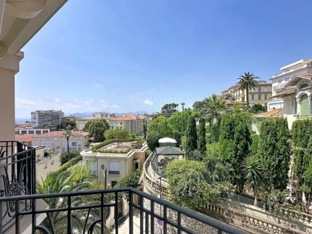 CANNES. BIEN D'EXCEPTION/ IMMEUBLE CLASSÉ