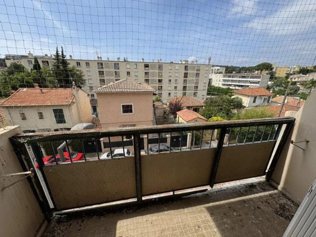 CANNES Broussailles T3 traversant à rénover, balcon et cav