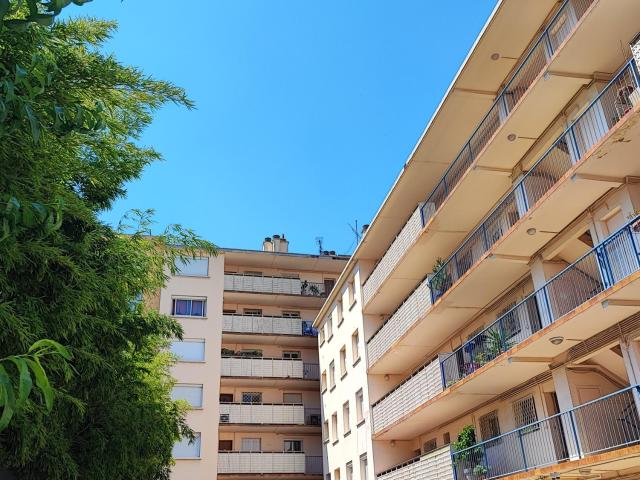 CANNES Broussailles T3 traversant de 53 m2 à rénover, balc. 52m² Cannes