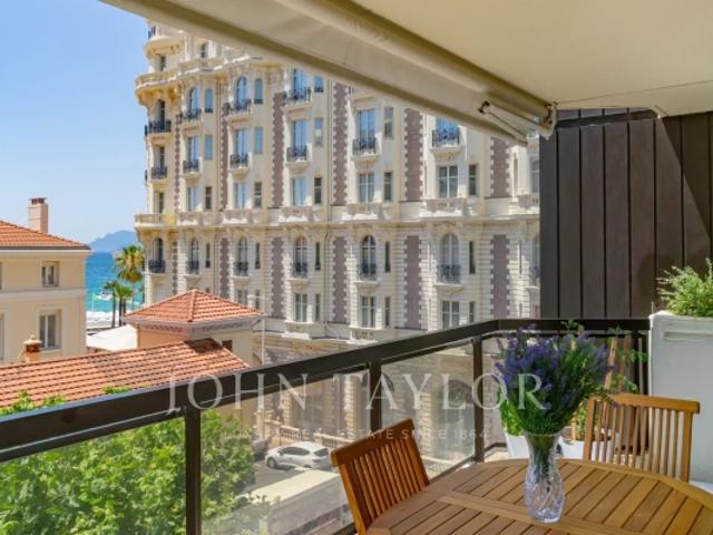 Cannes deuxième ligne Croisette appartement de deux pièces aperçu mer
