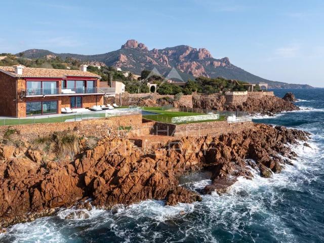 Cannes et Saint Tropez Anthéor Villa pieds dans l'eau 309m² Agay