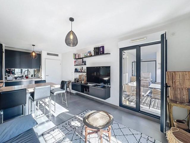 CANNES FORVILLE GRAND 2P TERRASSE