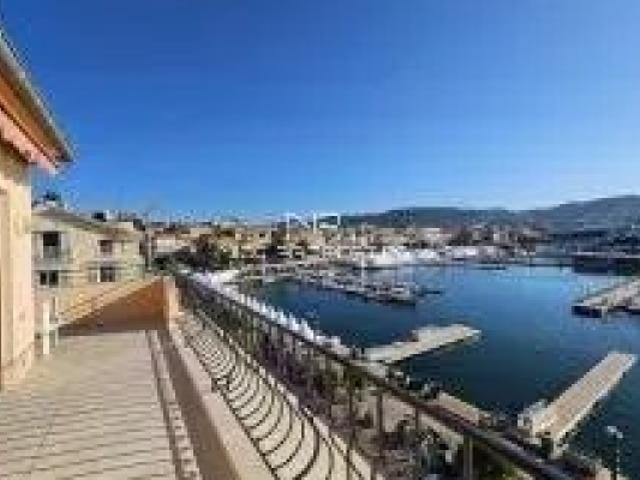Cannes, face au Vieux Port, 4 pièces avec grande terrasse et parking