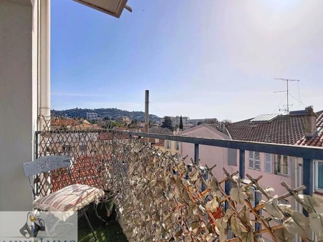 CANNES A 850m de la rue d'Antibes 2P Traversant rénové étage 4/5 parking en sous sol 2 caves
