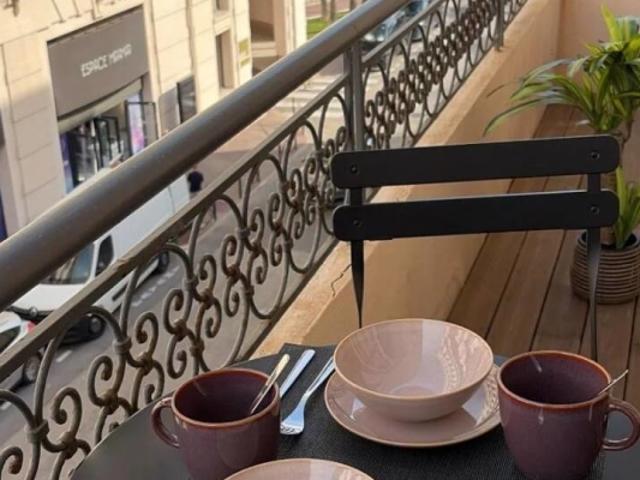 CANNES LA BANANE APPARTEMENT 2 pièces avec balcon