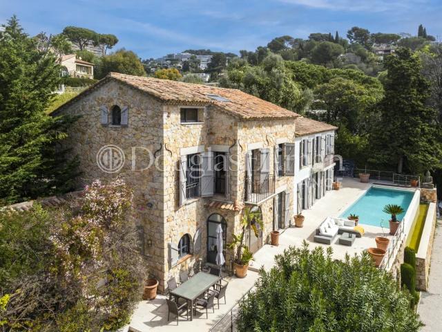 CANNES LE CANNET Villa contemporaine avec piscine et vue mer sur les hauteurs de Cannes