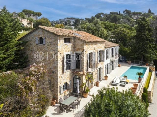 CANNES LE CANNET Villa contemporaine avec piscine et vue mer sur les hauteurs de Cannes