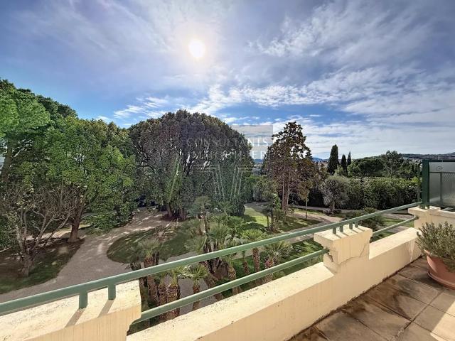 CANNES. MONTROSE. APPARTEMENT DE PRESTIGE AUX VUES DÉGAGÉES