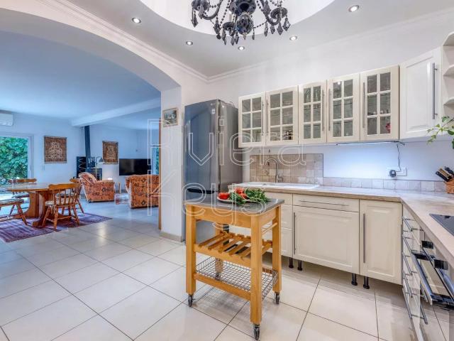 Cannes – Saint Nicolas: Duplex 5 pièces de style villa avec. 121m² Cannes