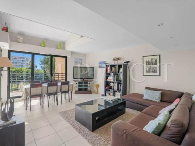 Cannes Saint Nicolas – Superbe duplex de 5 pièces au dernier étage à vendre