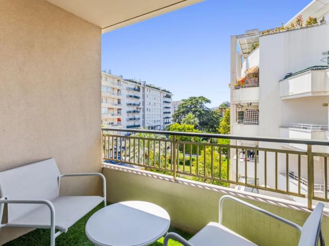 CANNES STUDIO RUE D'ANTIBES