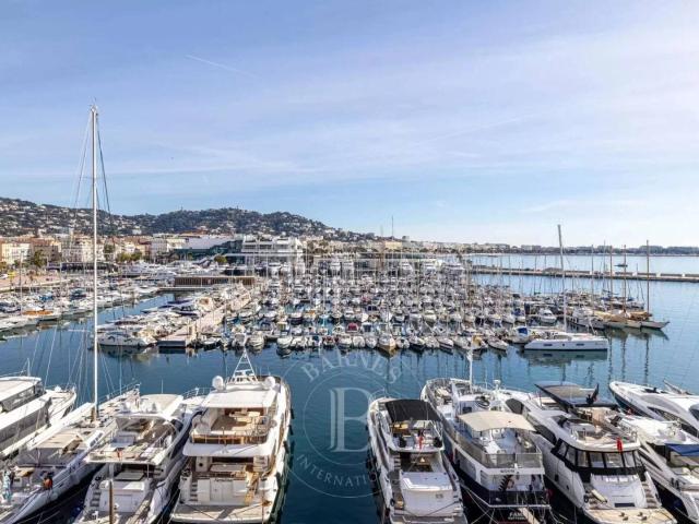 CANNES SUQUET APPARTEMENT REFAIT À NEUF VUE MER