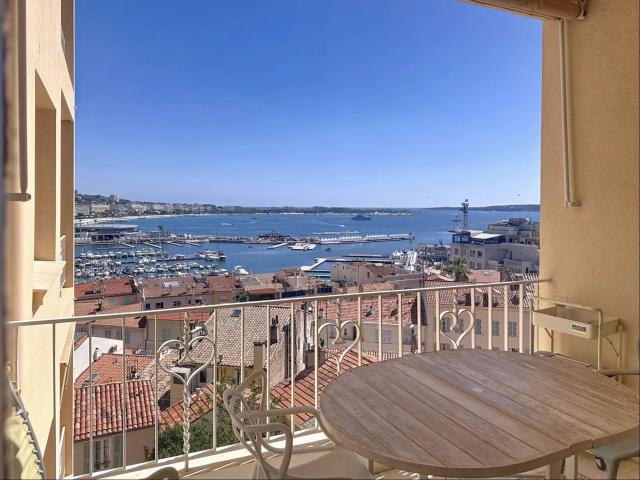 Cannes / Suquet Superbe 3 Pièces de 88 m² avec Vue Mer Panoramique