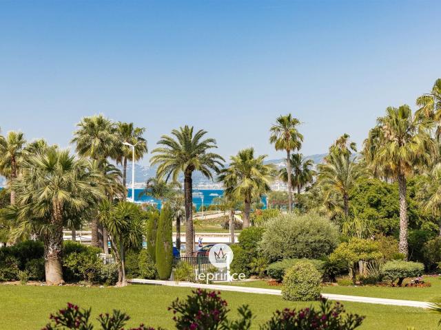 Cannes Pointe Croisette 5 pièces traversant terrasse c. 126m² Cannes
