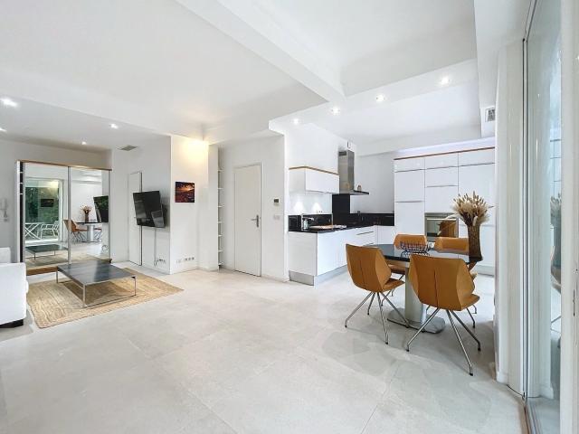 Cannes Pointe Croisette Appartement rénové et meublé, à pied des plages, avec garage