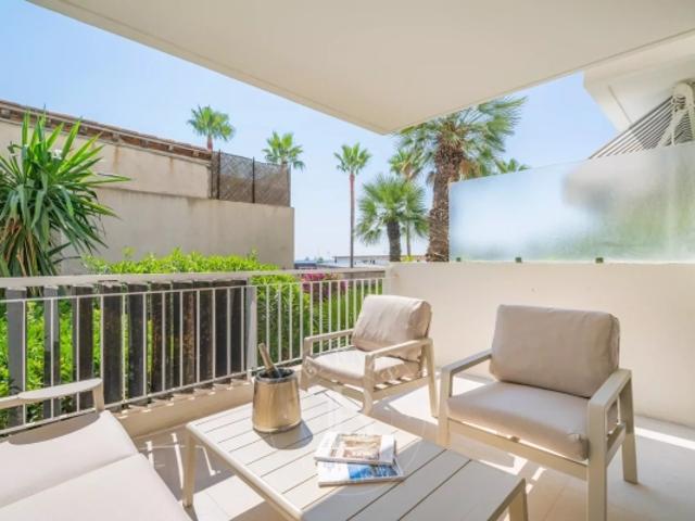 CANNES PALM BEACH 3 PIECES TERRASSE VUE MER