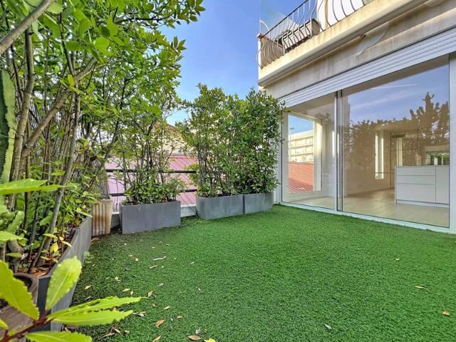 CANNES PALM BEACH 3P RENOVE AVEC TERRASSE