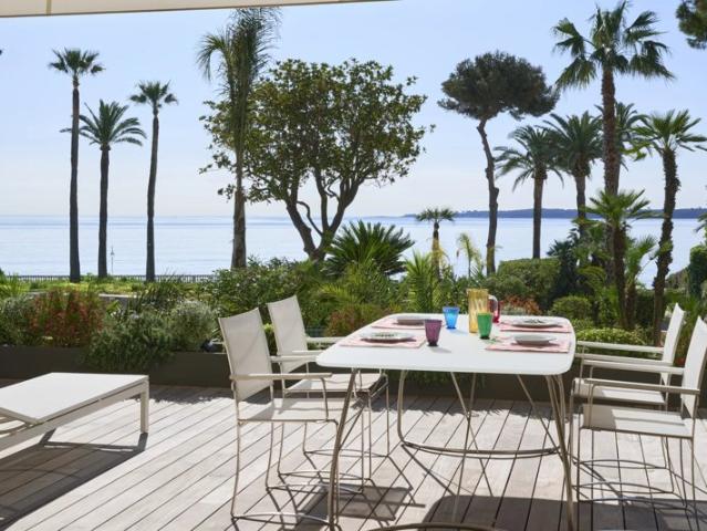 CANNES PALM BEACH APPARTEMENT 3 PIECES 104M² TERRASSE 46M² PARKING CAVE