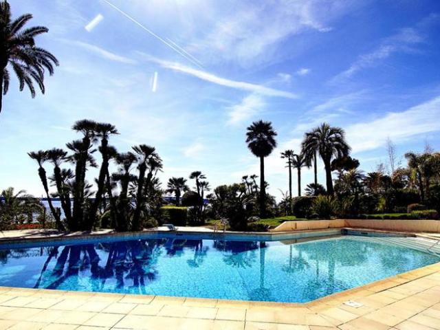 Cannes Palm Beach Appartement en rez de jardin avec vue mer