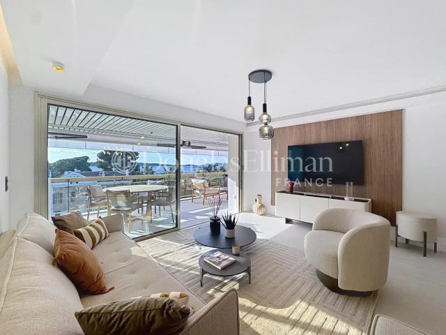 CANNES PALM BEACH Appartement rénové avec vue mer