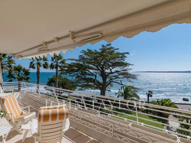 CANNES PALM BEACH Face aux îles de Lérins, magnifique vue sur