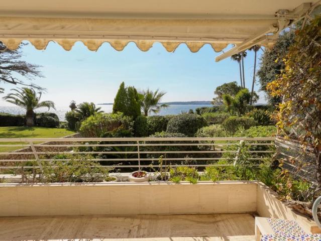 CANNES PALM BEACH FRONT DE MER 3 PIECES TERRASSE GARAGE CAVE