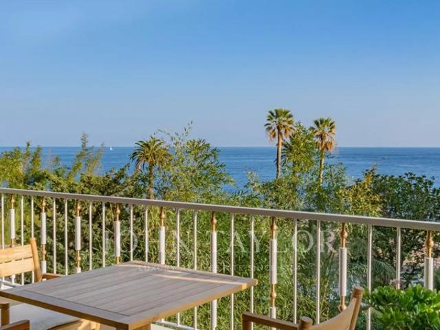 CANNES PALM BEACH: Splendide appartement face à la mer et aux îles
