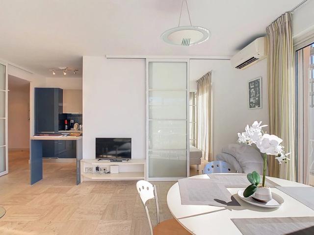 CANNES PALM BECH