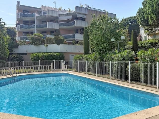 CANNES RESIDENCE AVEC PISCINE: 2 PIECES EN REZ DE JARDIN