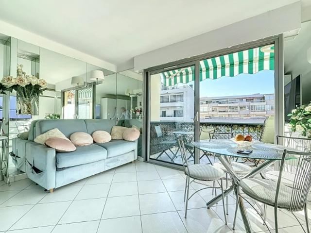 Cannes rue d'Antibes: Studio avec terrasse au dernier étage