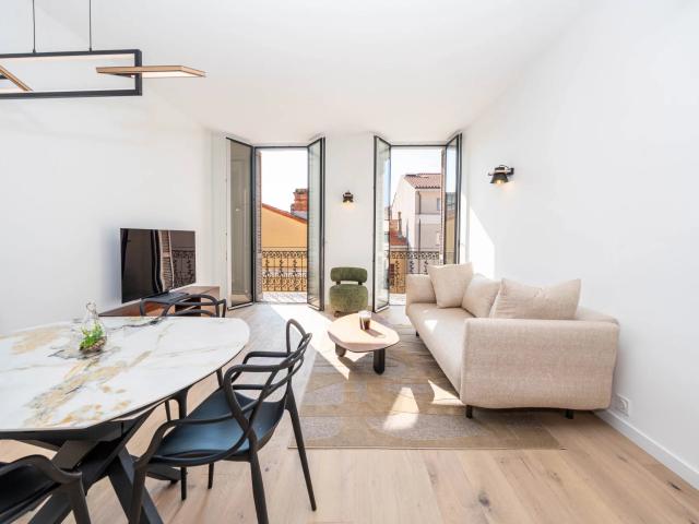 CANNES RUE HOCHE 4P DERNIER ETAGE BALCON RENOVATION HAUT DE GAMME