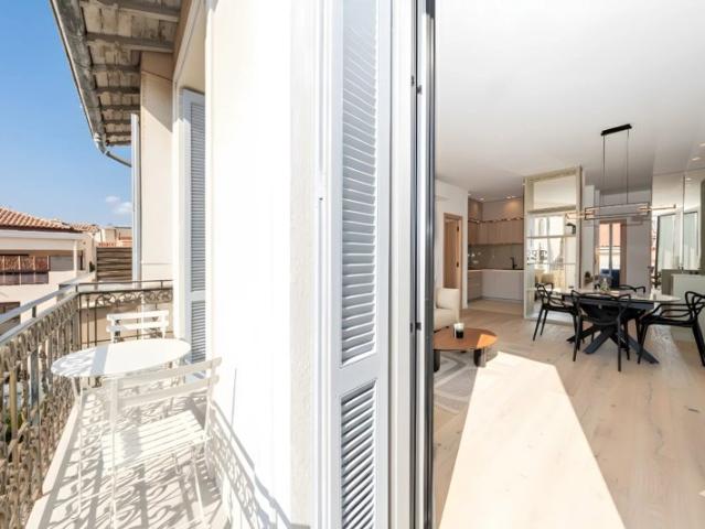 CANNES RUE HOCHE 4P DERNIER ETAGE BALCON RENOVATION HAUT DE GAMME