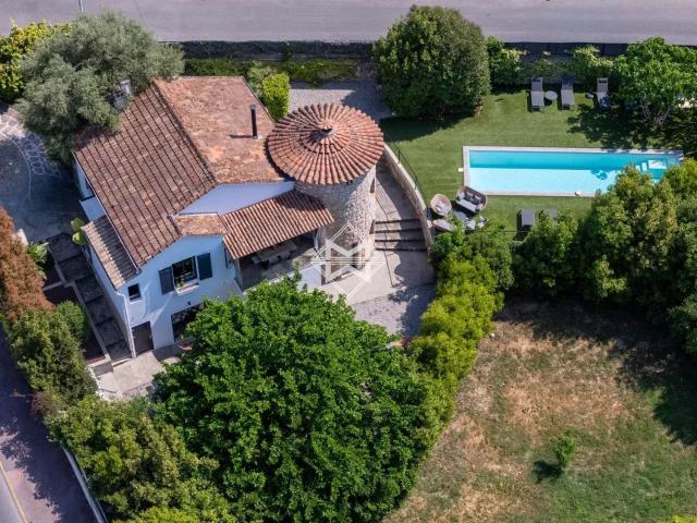 Cannes Villa de Caractère Rénovée avec Élégance – Proche C. 160m² Cannes