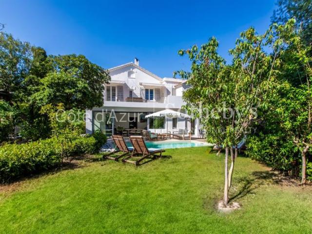 Cannes villa de charme avec maison d’amis piscine et jardin plat