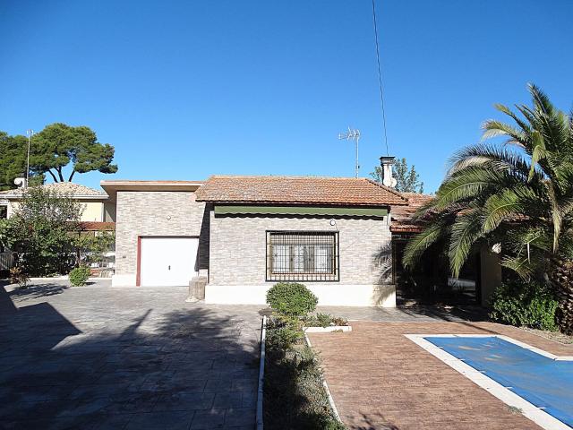 ¿CANSAD@ DE SUBIR ESCALERAS? Descubre este cómodo chalet en la mejor zona de Arganda del Rey