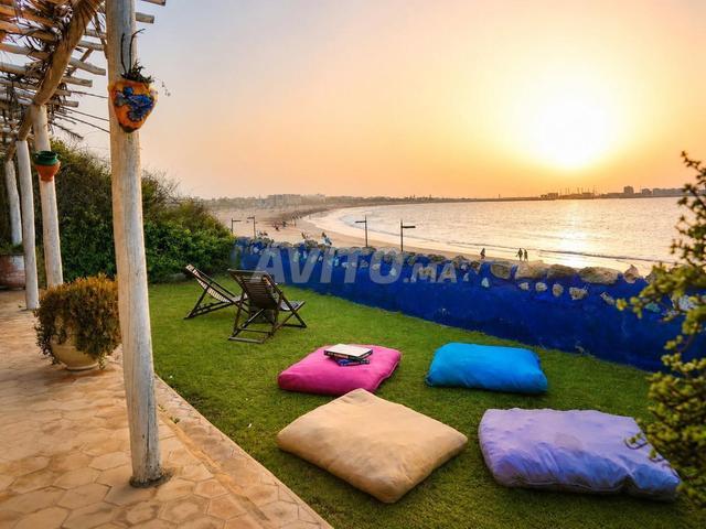 Cabanon bleu en bord de mer avec jardin et terrasse
