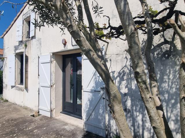 CABARIOT à 15 kms de ROCHEFORT MAISON EN PIERRE F3 avec COUR A QQ PAS GARAGE ET JARDIN