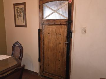 Cabildo propiedades vende hermosa casa quinta en carril mathus hoyos, en bermejo, guaymallen, provincia de mendoza. La misma se encuentra totalmente refaccionada. Cuenta con 670 metros de terreno y 175 metros cubiertos. Está compuesta por: patio de ingreso, cochera cubierta, living, estar comedor, cocina comedor, 3 4 dormitorios, dos baños, lavandería, estudio, patio con pileta y quincho con churrasquera. El inmueble puede ser utilizado en dos partes, una en planta baja para alquiler temporario 