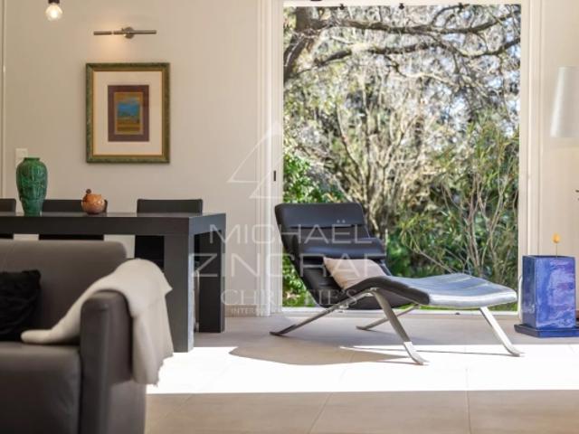 Cabrières d'Avignon Belle maison avec terrain boisé et piscine proche du village