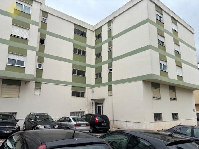 CACÉM Apartamento de 3 assoalhadas com 70 m2 bem localizado