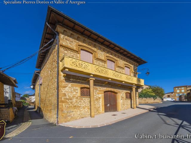 Cachet en centre bourg avec cour