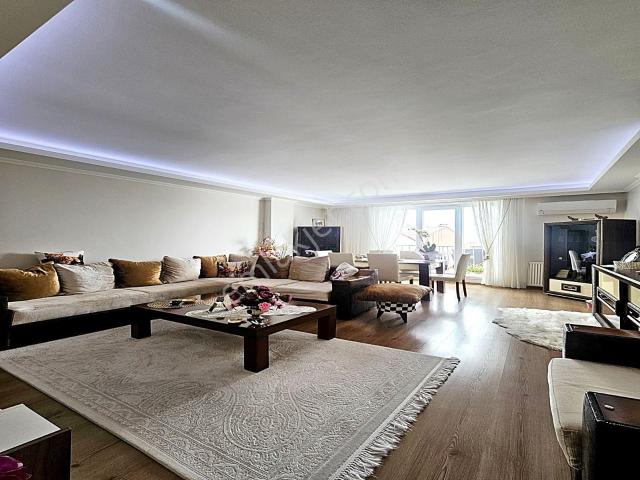 Cadde34 Yapı'dan Merkez Mahallesinde Meydanın Dibinde Geniş M2 3+1 Arakat Satılık Daire!