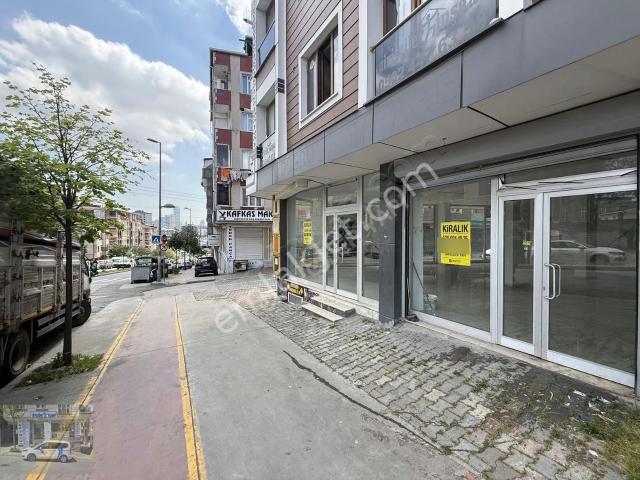 Cadde Üstü Köşe Bina Düz Ayak Kupon Dükkan