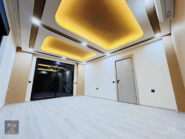 CADDE ÜSTÜ SİTE İÇİNDE LÜKS YAPILI TRANVAYA YAKIN ARA KATTA