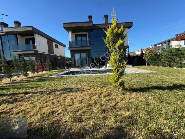 Cadde Üstü Ultra Lüx 4+1 550m2 Arsa Kullanımı Müstakil Havuz