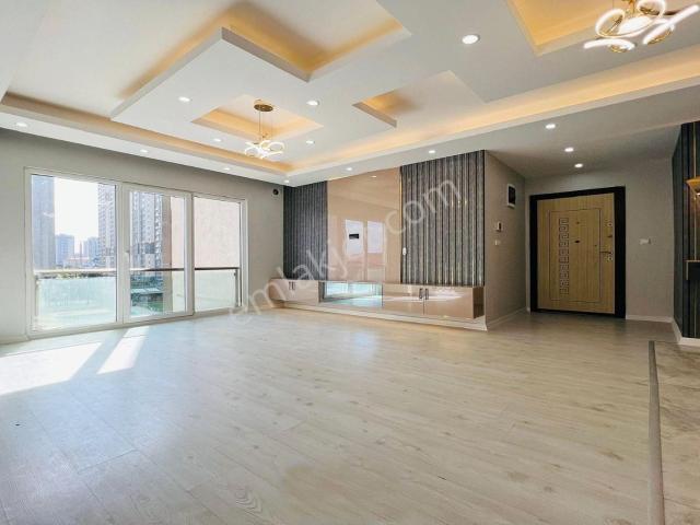 Cadde Üzeri Yatırımlık Havuzlu Güvenlikli Site İçi 1+1