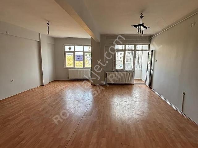 Cadde Üzeri Harika Lokasyonda 120m2 Arakat 3+1 Geniş Daire
