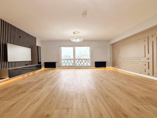 Cadde Üzeri Havuzlu 7/24 Güvenlikli Site İçi Satılık Daire!